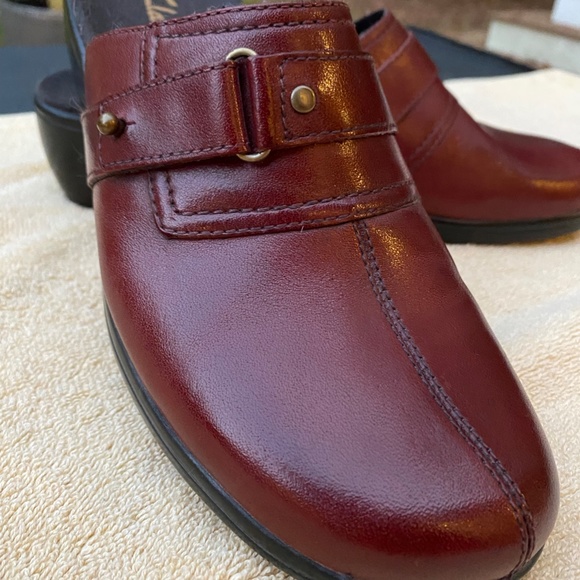 Women's Clarks Clogs Never worn. Size 9W. Wine. - Picture 5 of 5